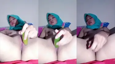 Bokep Ukhti Sange Colmek Timun di Kamar poster